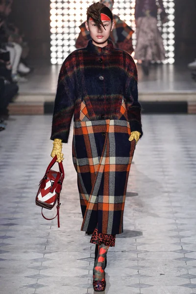 Look 27